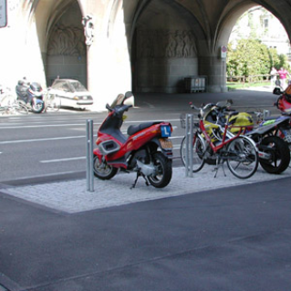 Granitpflästerung bei Zweirad-Abstellplatz